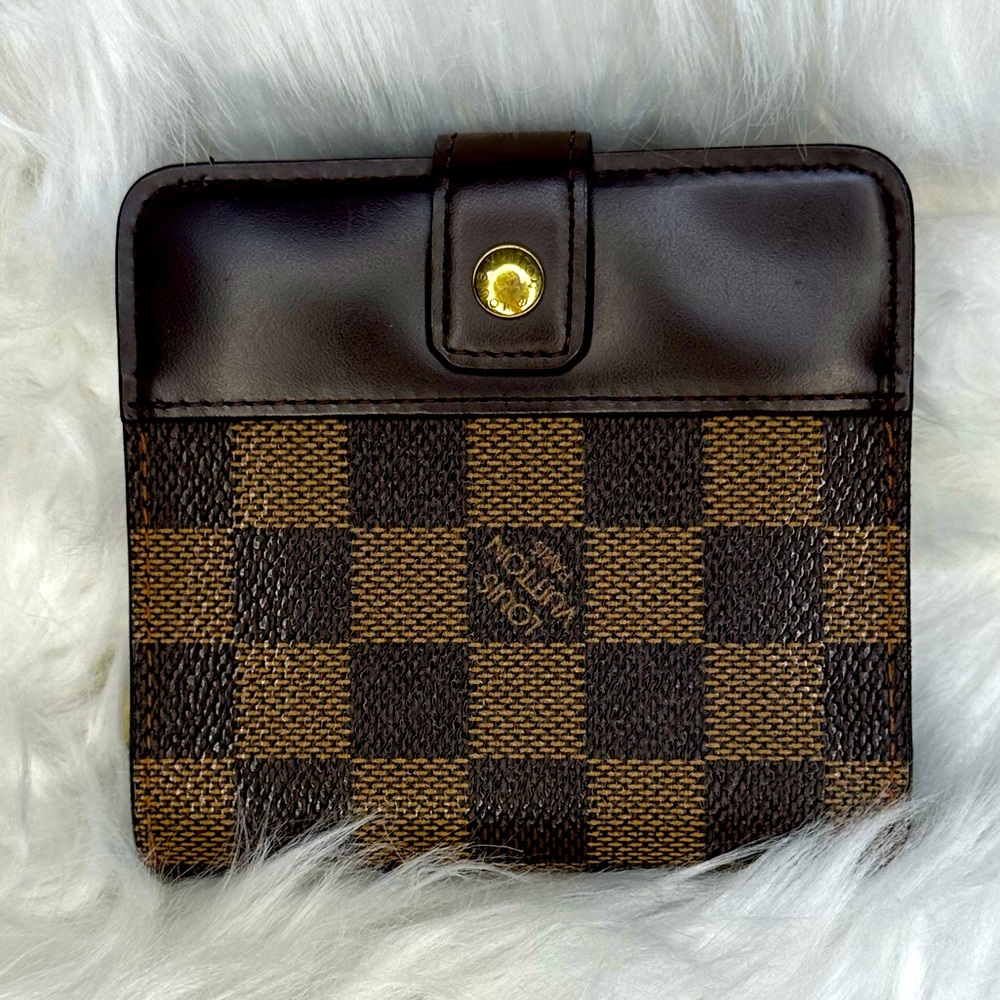 💯 Authentic Louis Vuitton Damier compact wallet